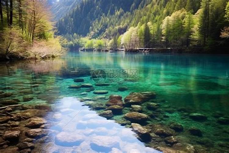 梦见湖水很深很清澈