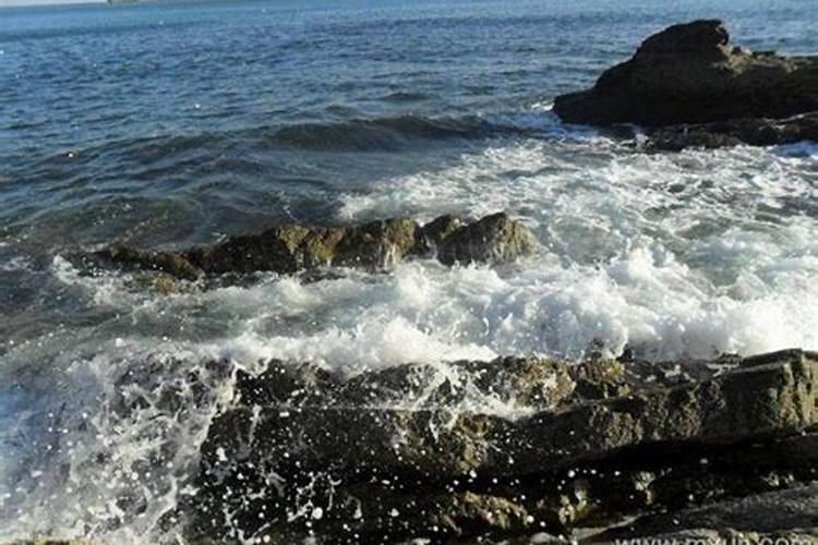 梦见大海涨潮白色沫沫是啥意思？