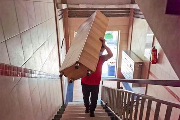 梦见被别人赶着搬家