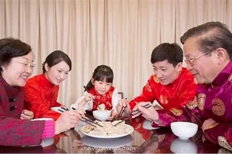 梦见很多人在一起吃汤圆？