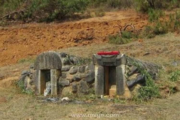 梦见坟头是什么征兆女人？