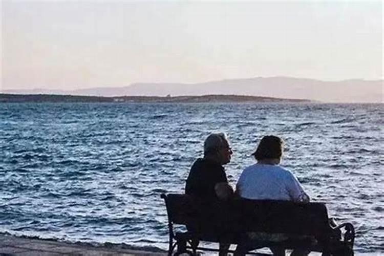 梦见去世的妈妈和我生活在一起