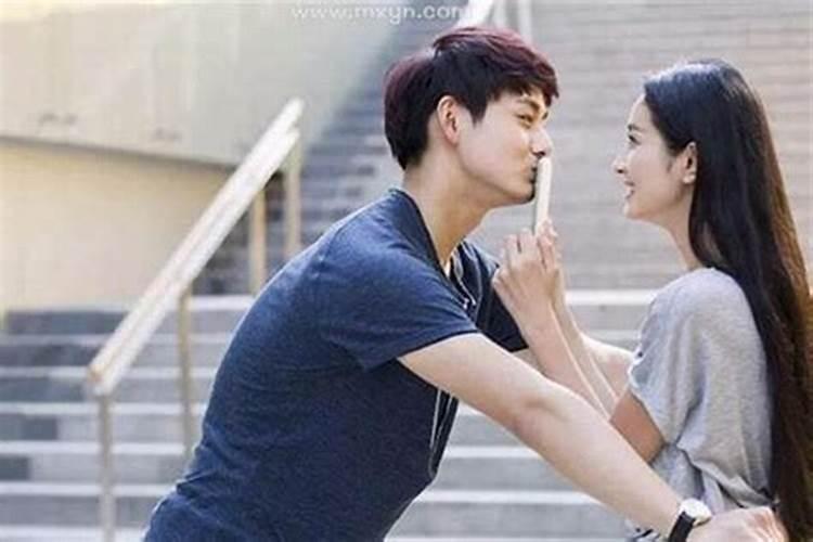 梦见情人跟别人在一起不理我