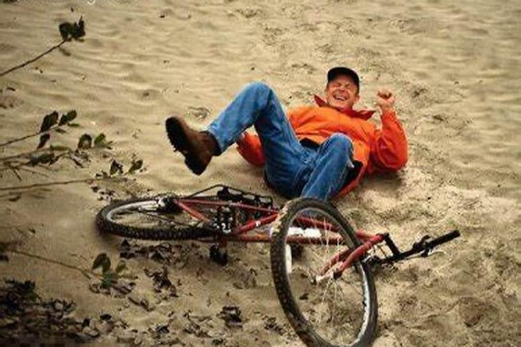 梦见别人骑车摔倒是什么意思呢？