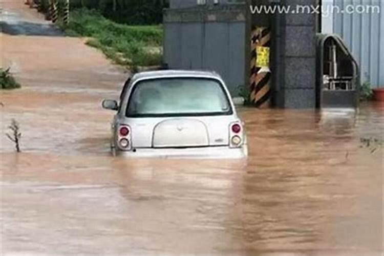 梦见洪水淹路没法行走