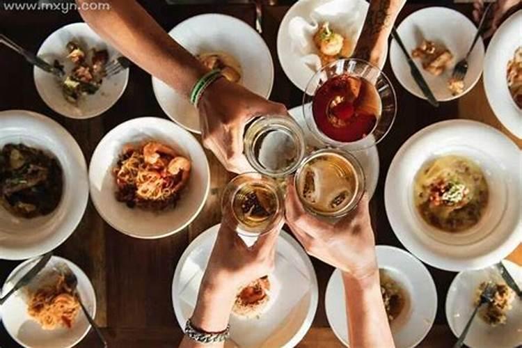 梦见和已故的人吃饭是什么预兆？