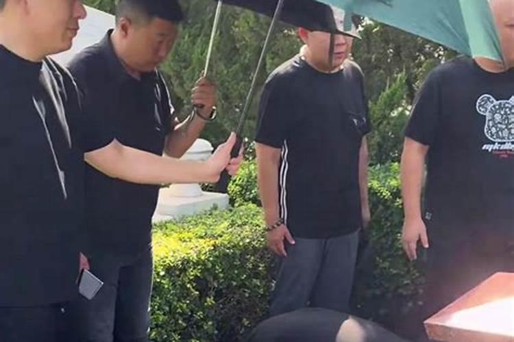 梦到去墓地磕头祭拜