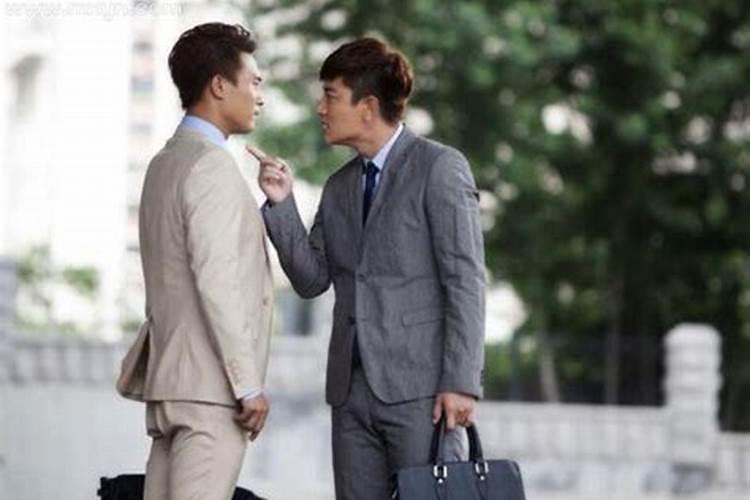 梦见仇人对我笑着说话是什么意思？