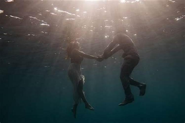 梦见弟弟掉水里怎么回事？