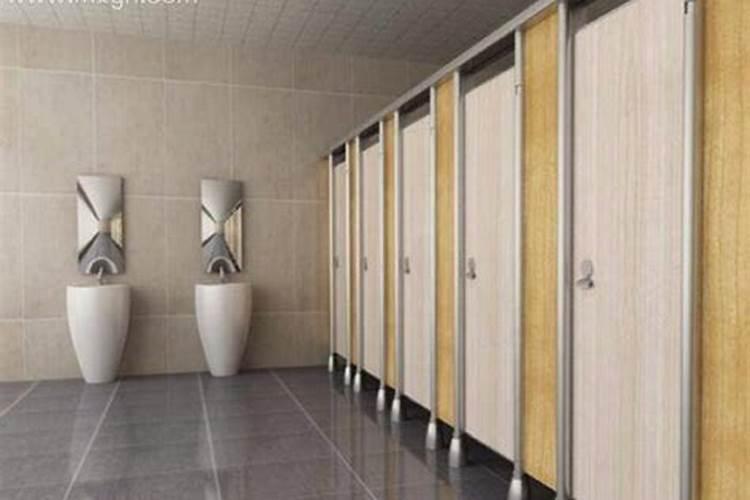 梦见厕所很臭熏人是什么意思啊？