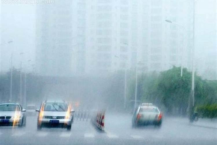 梦到下大雨找人是什么意思？