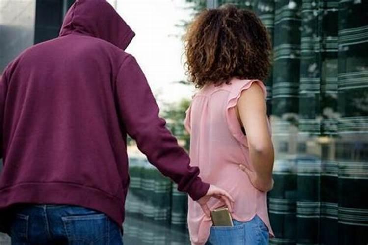 梦见手机被人偷走了什么意思？