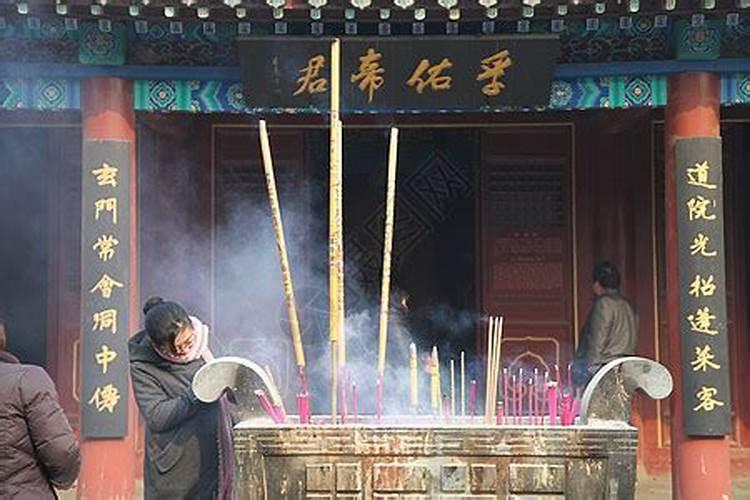 除夕上香烧纸