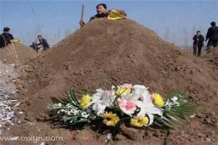 梦见墓地着火了自己身边的人被烧
