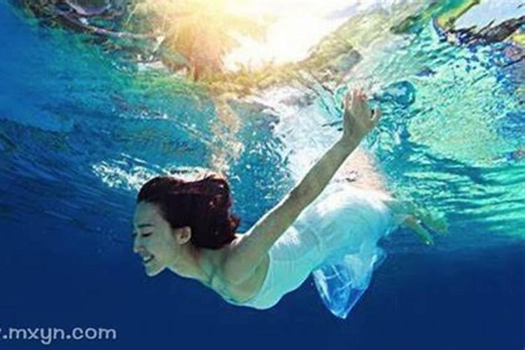梦见水是什么预兆好吗女人？