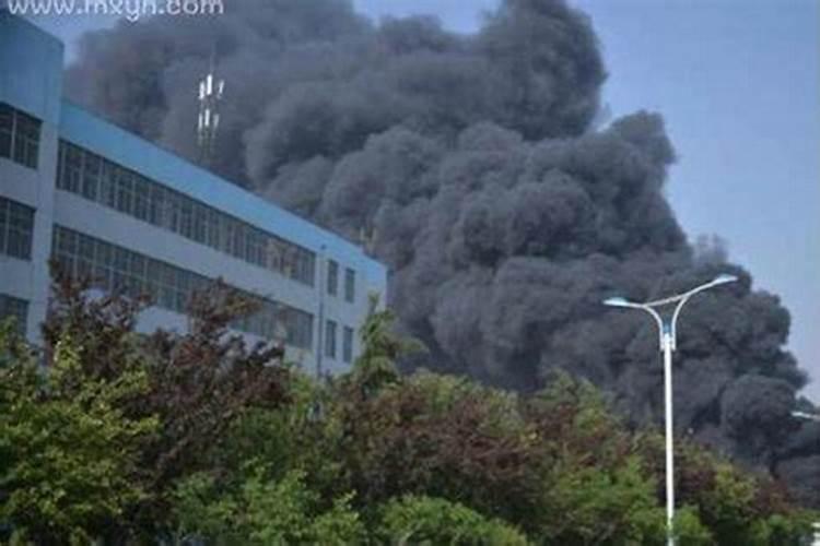 梦见家里浓烟滚滚什么意思？