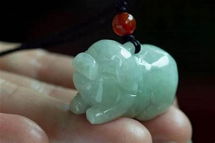 猪年刑太岁戴什么？