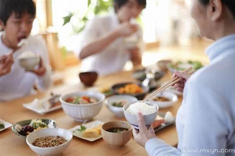 梦见亲人一起吃饭有些不认识自己