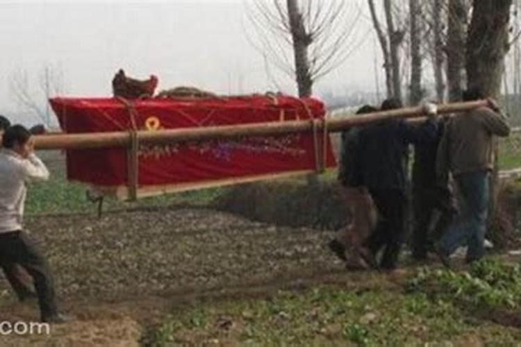梦见帮忙抬棺材是什么意思？