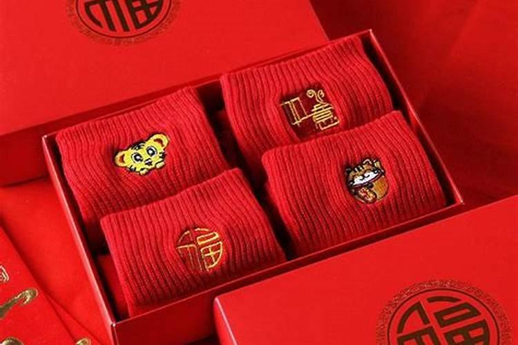 为什么本命年要穿红袜子红裤头呢？