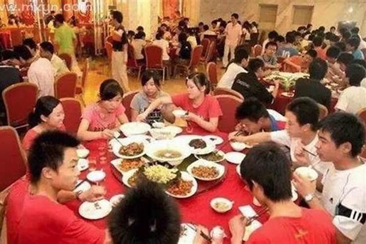 梦见很多人来我家吃饭还放鞭炮？