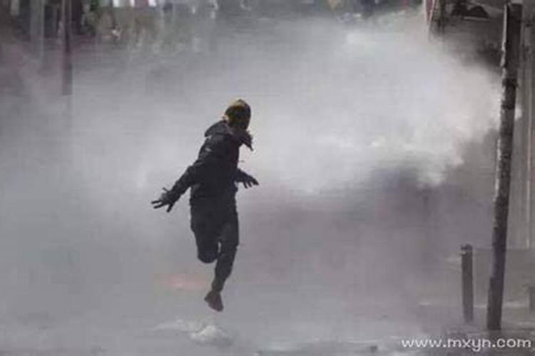 梦到男人追我我拼命逃跑
