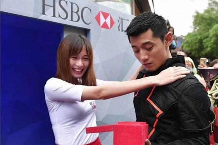 梦见女人主动投怀送抱被人发现了