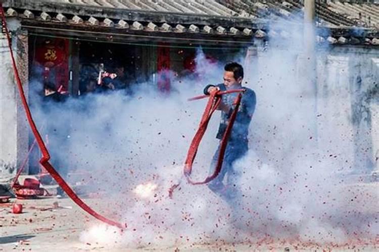 梦见别人放鞭炮炸到自己身上