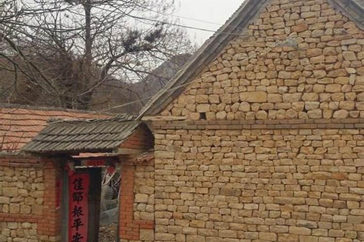 梦到回家路上有人在修房子