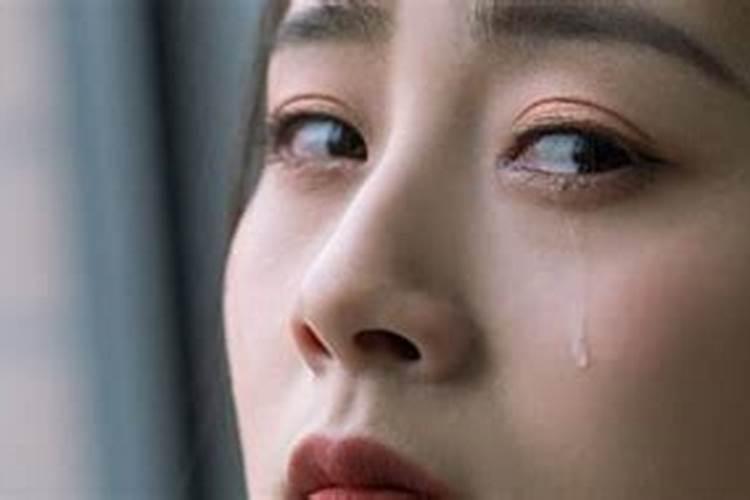 梦见活着的妈妈死了自己大哭