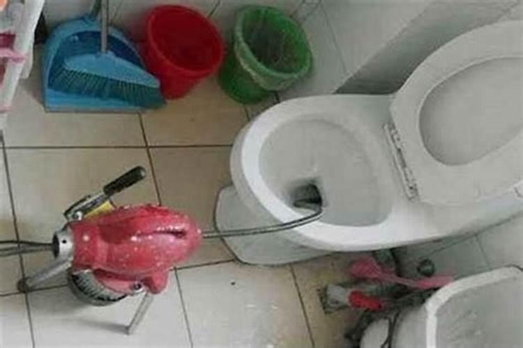 梦见厕所堵了自己疏通了什么意思？