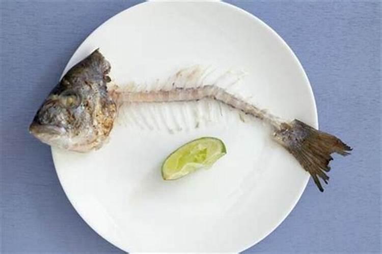 梦见吃鱼肉好多刺是什么意思？
