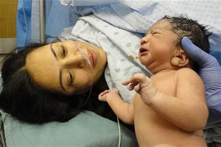 梦到自己怀孕生了女孩是什么意思？