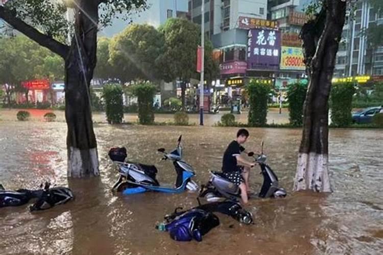 梦见水淹着自己下半身