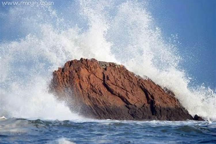 梦见大海大浪要把自己淹没在海里