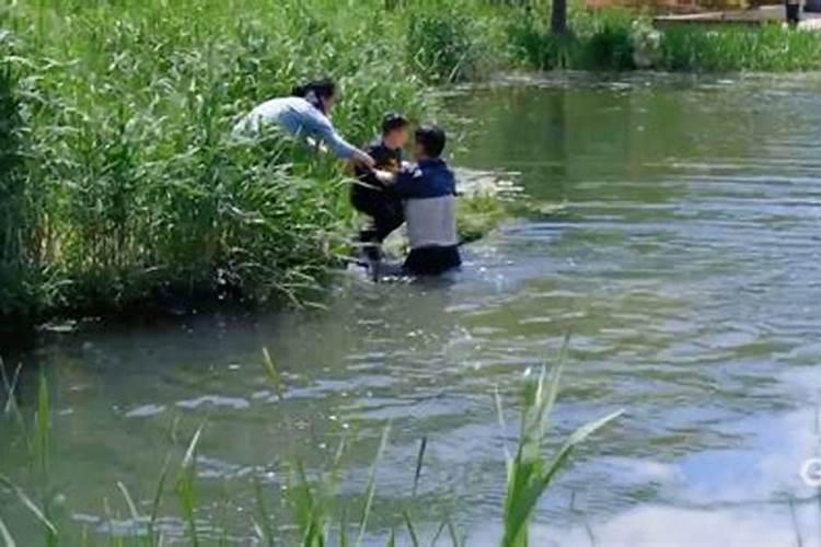 梦见弟弟跳河被救起来