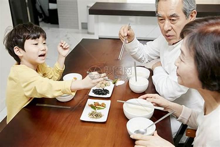 梦见过世的爷爷奶奶一起吃饭