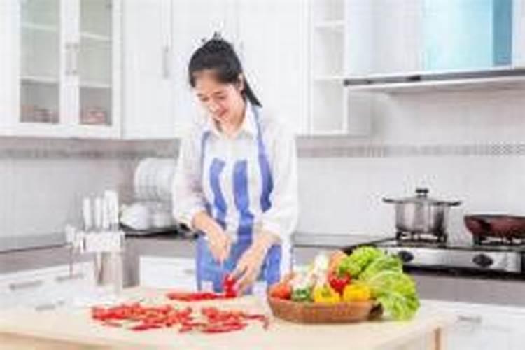 梦见去世老人在做饭
