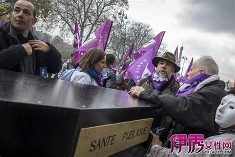 梦到人抬死人和棺材出殡