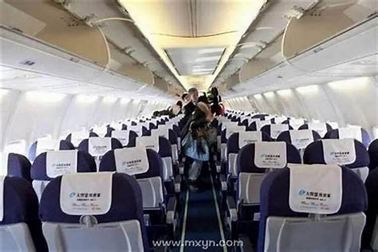 梦见自己坐飞机是什么意思？