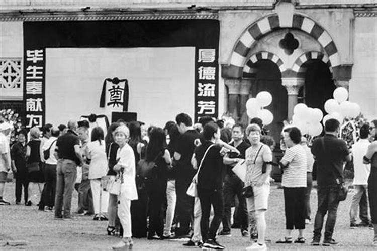 梦到再次参加已故亲人的葬礼
