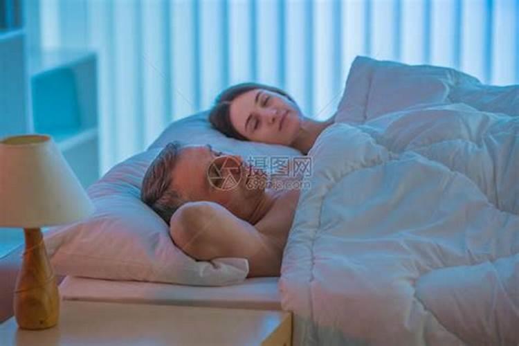 梦见分手的男友睡在我家床上