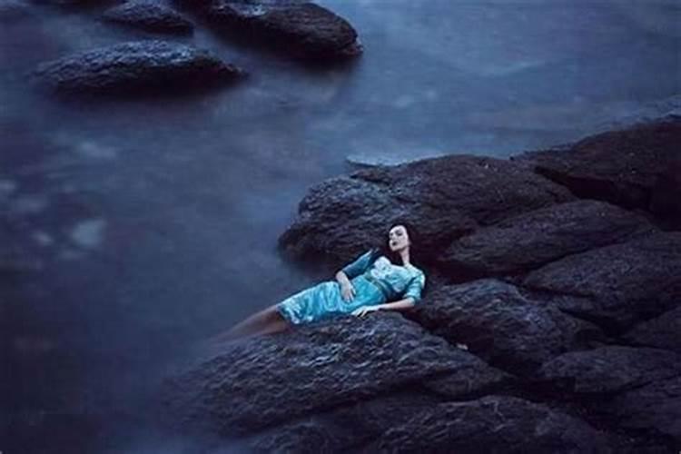 梦见刚认识的朋友死了是什么意思？
