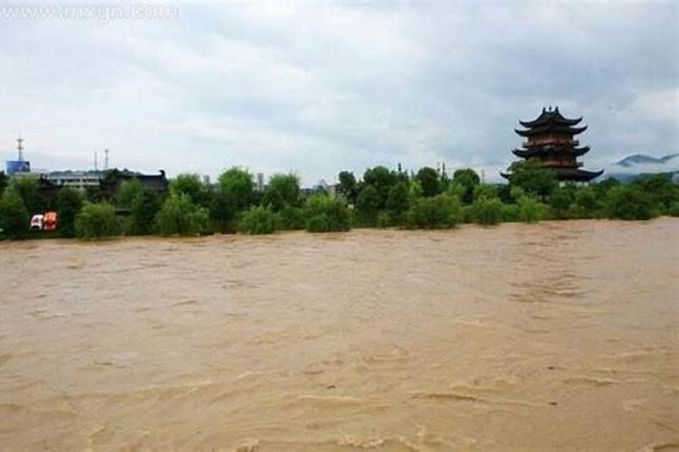 梦见山洪水冲下来我逃跑
