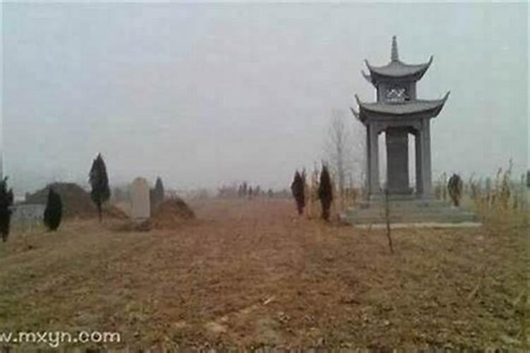 梦见两块坟地是什么意思？