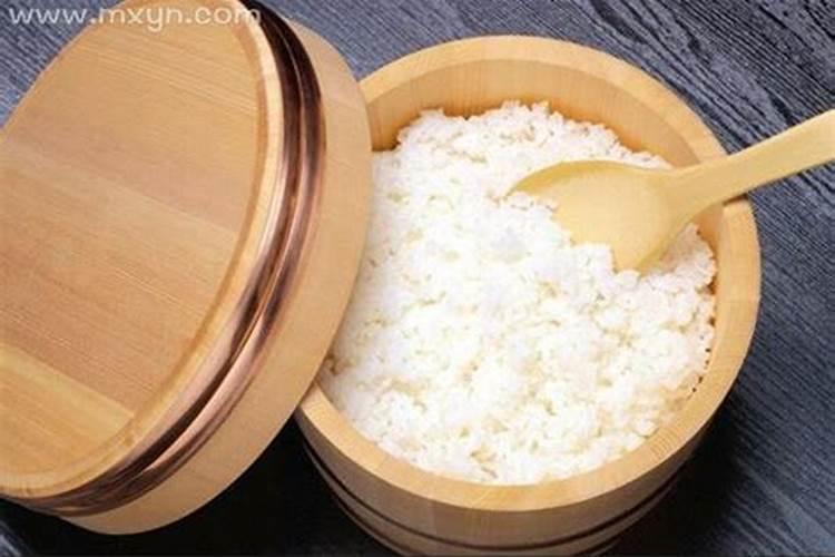梦见吃米饭怎么回事？