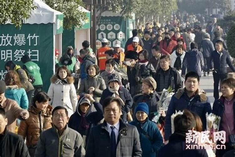 迎冬至祭扫高峰