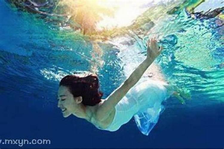 梦见好大的水是什么预兆女人？