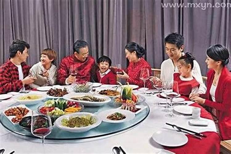 梦到和情人在一起吃饭是什么意思？