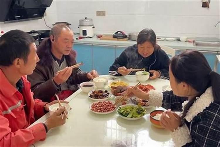 梦见女性亲戚来我家吃饭